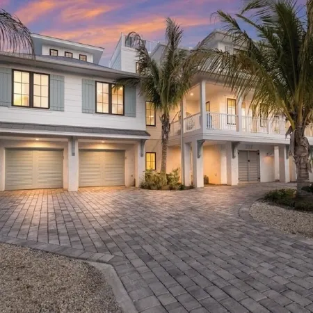 New Beach House! Hot Tub and Heated Pool!