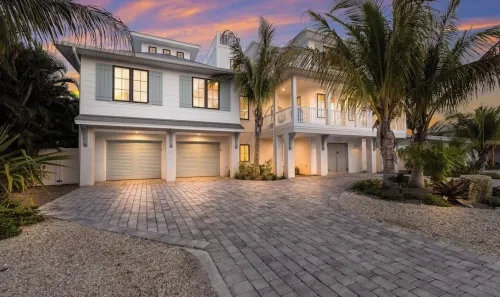 New Beach House! Hot Tub and Heated Pool!