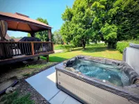 The WashMO Hospitality House WALK to riverfront, shopping, wine shuttle, HOT TUB