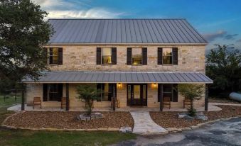 The Point Serene Hill Country Views with Pool & Hot Tub