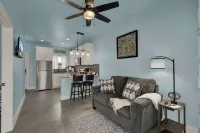 距主街六分鐘的現代小屋帶熱水浴缸