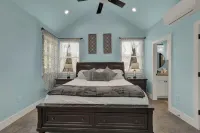 距主街六分鐘的現代小屋帶熱水浴缸