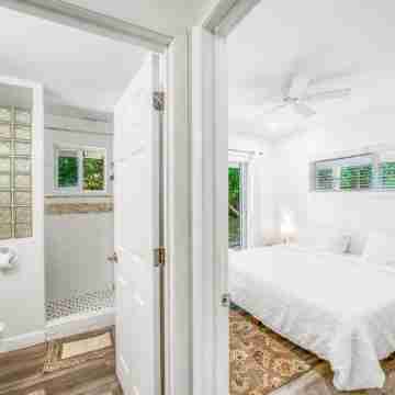 Lovely 1 bedroom, steps from the beach, car available Rooms