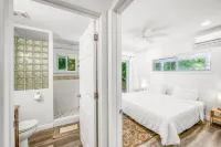 Lovely 1 bedroom, steps from the beach, car available