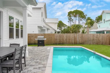 Flipper by Avantstay 18-Person Retreat w/ Pool