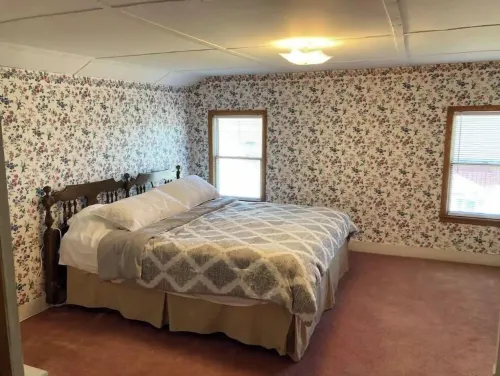 Peaceful & Serene 120 Acre Mountain Farm Retreat Hotels in Rutland Township