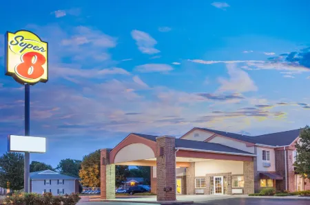 Super 8 by Wyndham Carthage Отели рядом с достопримечательностью «Powers Museum»