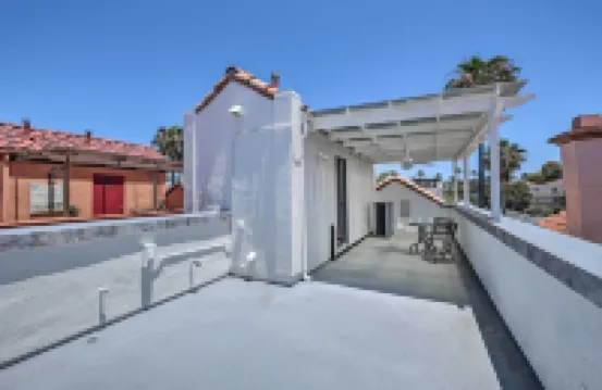 靠海的家，帶有屋頂露台 - 距離海灘衹有幾步之遙！