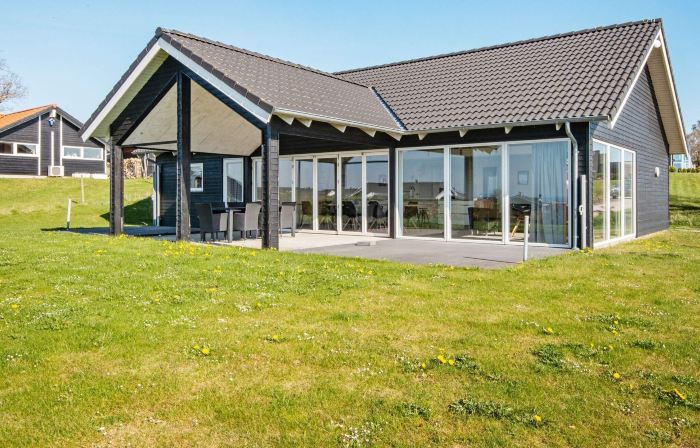 10 Person Holiday Home in Rønde-by Traum