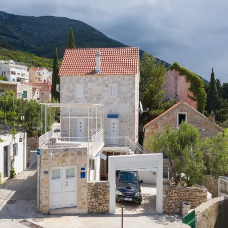 Villa Balarin - Five Bedroom Holiday Home with Terrace and City View
