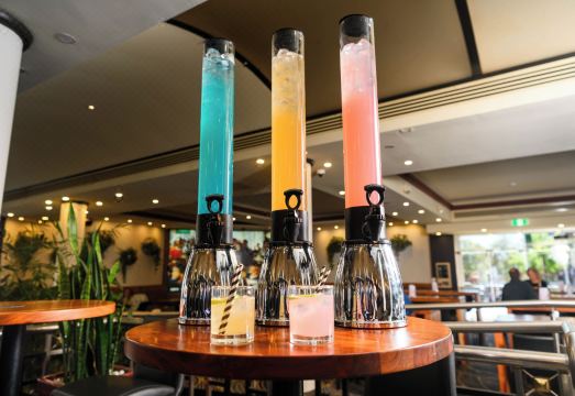 허츠빌 리츠 호텔 바 전경