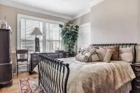 Grand Suite in B&B Historical 1896 Georgian Revival Manor in Green Bay