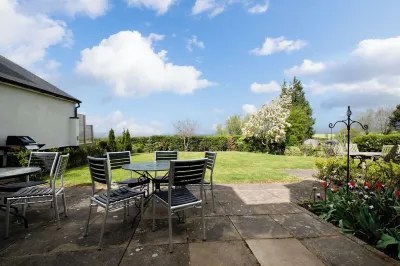 Hanley House Hotels near Cob House Countryside Park