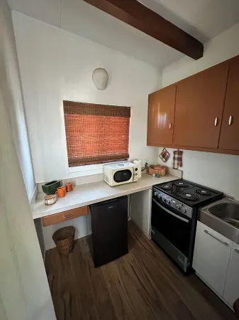 1950’s Mid-Century-Modern studio with AC and WiFi in lovely Merced