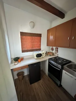 1950’s Mid-Century-Modern studio with AC and WiFi in lovely Merced