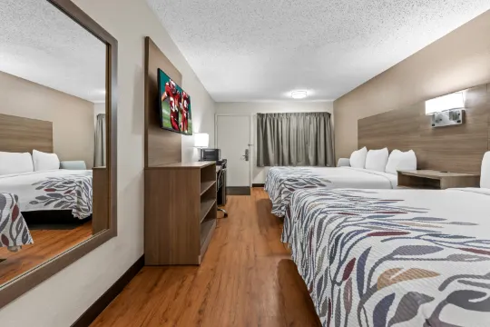 哥倫布西-希利亞德紅屋頂客棧酒店