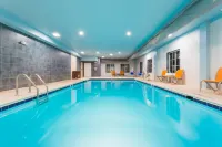 Holiday Inn Express & Suites Petersburg - Fort Lee by IHG - Parkplatz