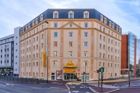 พรีเมียร์ คลาส ปารีส โอแวสต์ - ปงต์ เดอ ซูเรนส์