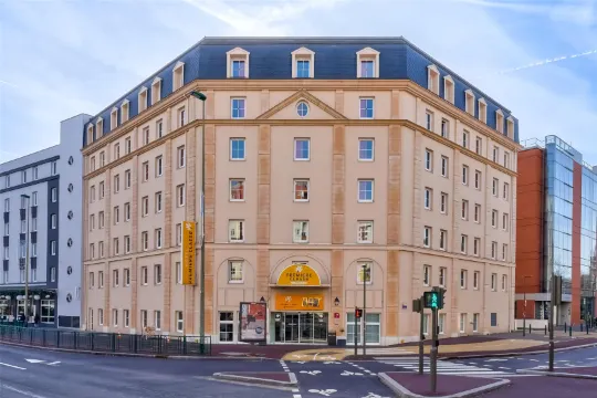 พรีเมียร์ คลาส ปารีส โอแวสต์ - ปงต์ เดอ ซูเรนส์