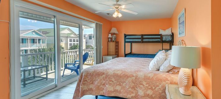 Walk to Ocean & Pier: Surfside Beach House w/ Pool Hotéis em Surfside Beach