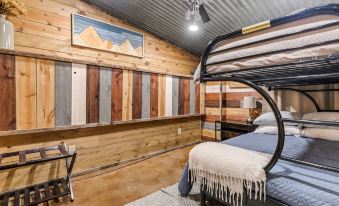 Rustic River Retreat • Hot Tub • Arcade • Beach
