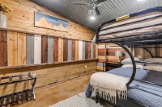 Rustic River Retreat • Hot Tub • Arcade • Beach