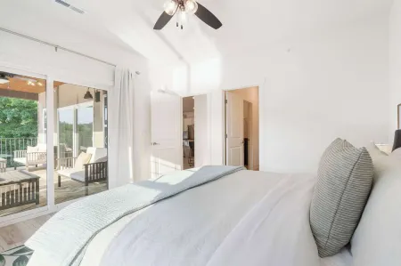 New Lakeview Penthouse - Amenities Galore!