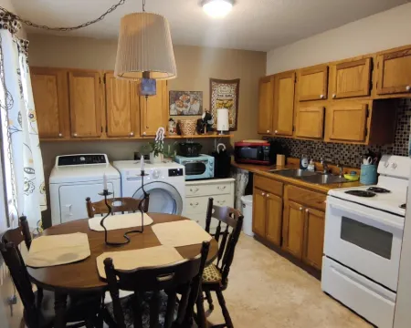 Button's Apartment-Cozy vintage-style 2-bedroom place in historic Batesville Hotels in Batesville