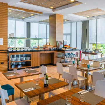 Hotel Madrid Chamartín Affiliated by Meliá Отели рядом с достопримечательностью «Деловой центр "Четыре башни"»