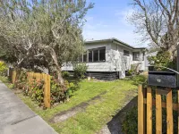 Family Retreat with Fireplace and Garden Views Hoteles en Rosebud