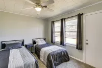 2 Mi to Phillips 66 Refinery: Home w/ Yard - 2 Sao