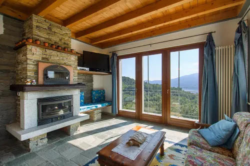 Hillside retreat with views on Lake Maggiore