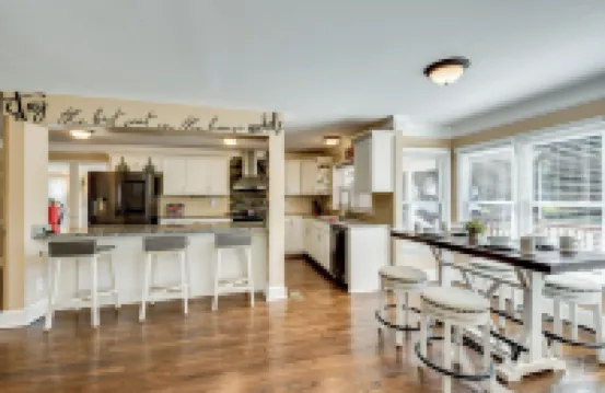 距離安德森市中心6英里：帶庭院的寬敞家庭住宅