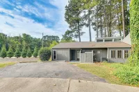Pet-friendly Raleigh Townhome Near Medical Centers - Condos