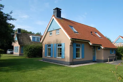 Traditional Villa with Dishwasher on Texel Near the Sea -  Ferienhäuser