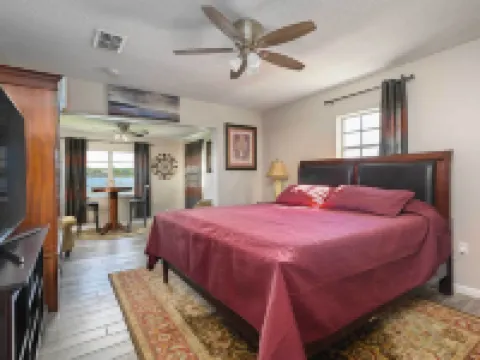 Hook, Line and Leisure Lakefront Gem with Porch! Hoteles en Winter Haven