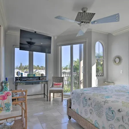 Bradenton Townhome - Walk to Locals-Only Beach!