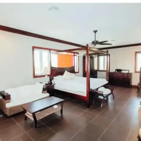 Beautiful Villa with Beach Access