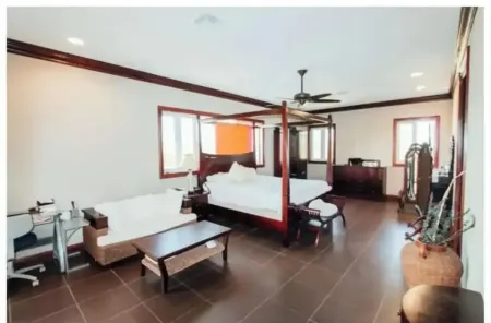 Beautiful Villa with Beach Access