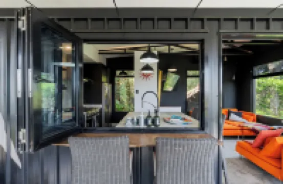 Cabane Treehouse Retreat with Mountain Views