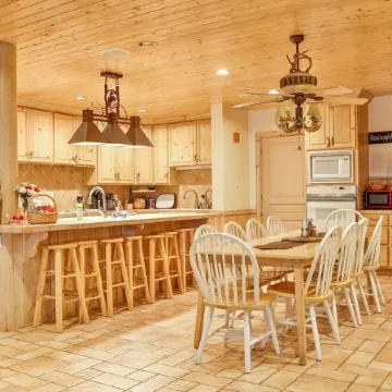 9500 sq ft 3 Levels 4u! 1.7Acr Pool Jacuzzi Sauna SptCourts 3Levels+EV View&More