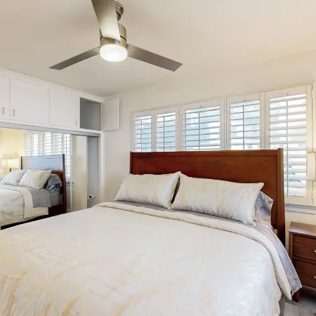 1BR Ocean-view Apt - Walk to Beach, Shops & Pier