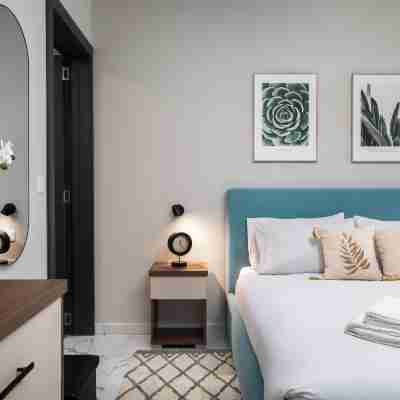 Sunlit Top Floor 2BR APT Big Terrace Rooms
