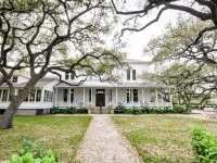 The Inn at Green Pastures Hotels near Gillis Park