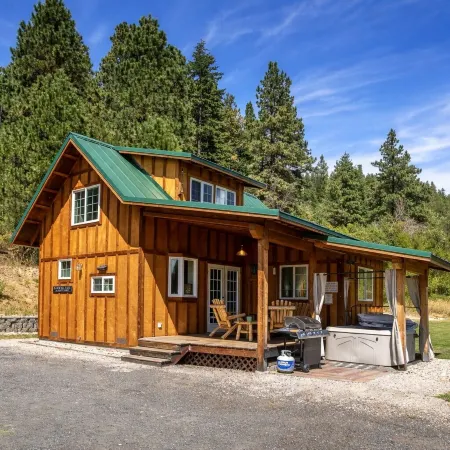 Beaver Hill Cabin Near Plain 2 Bedroom Home by NW Comfy Cabins by RedAwning
