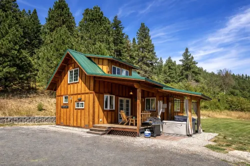 Beaver Hill Cabin Near Plain 2 Bedroom Home by NW Comfy Cabins by RedAwning