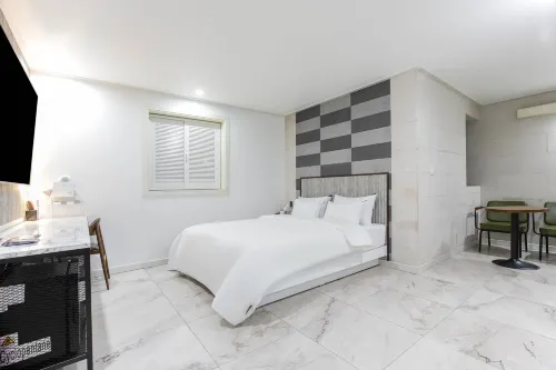 Seven Self Check-in Hotel - 2-Star
