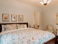 1950's Themed Historic Home in Downtown Frankenmuth Heart. Perfect Location. Hotels in Frankenmuth