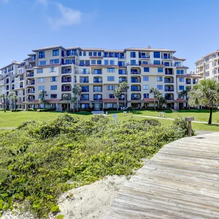 Dog-Friendly Condo Steps to Beach Wth Pool, AC & Elevator