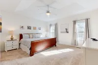 Cozy Island Townhouse W/screened Porch, Shared Pool, & Serene Pond Views - Villaer